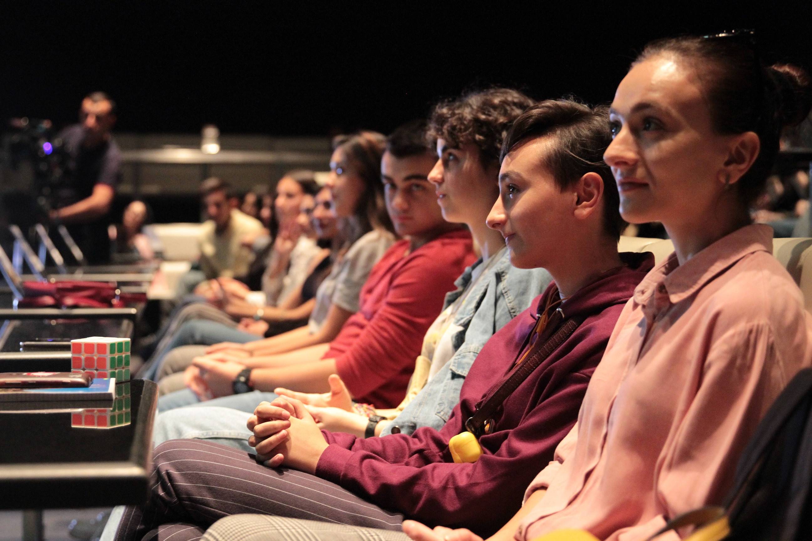 Центр искусств «Гафесчян» и Beeline представляют проект «Платформа юных искусствоведов»