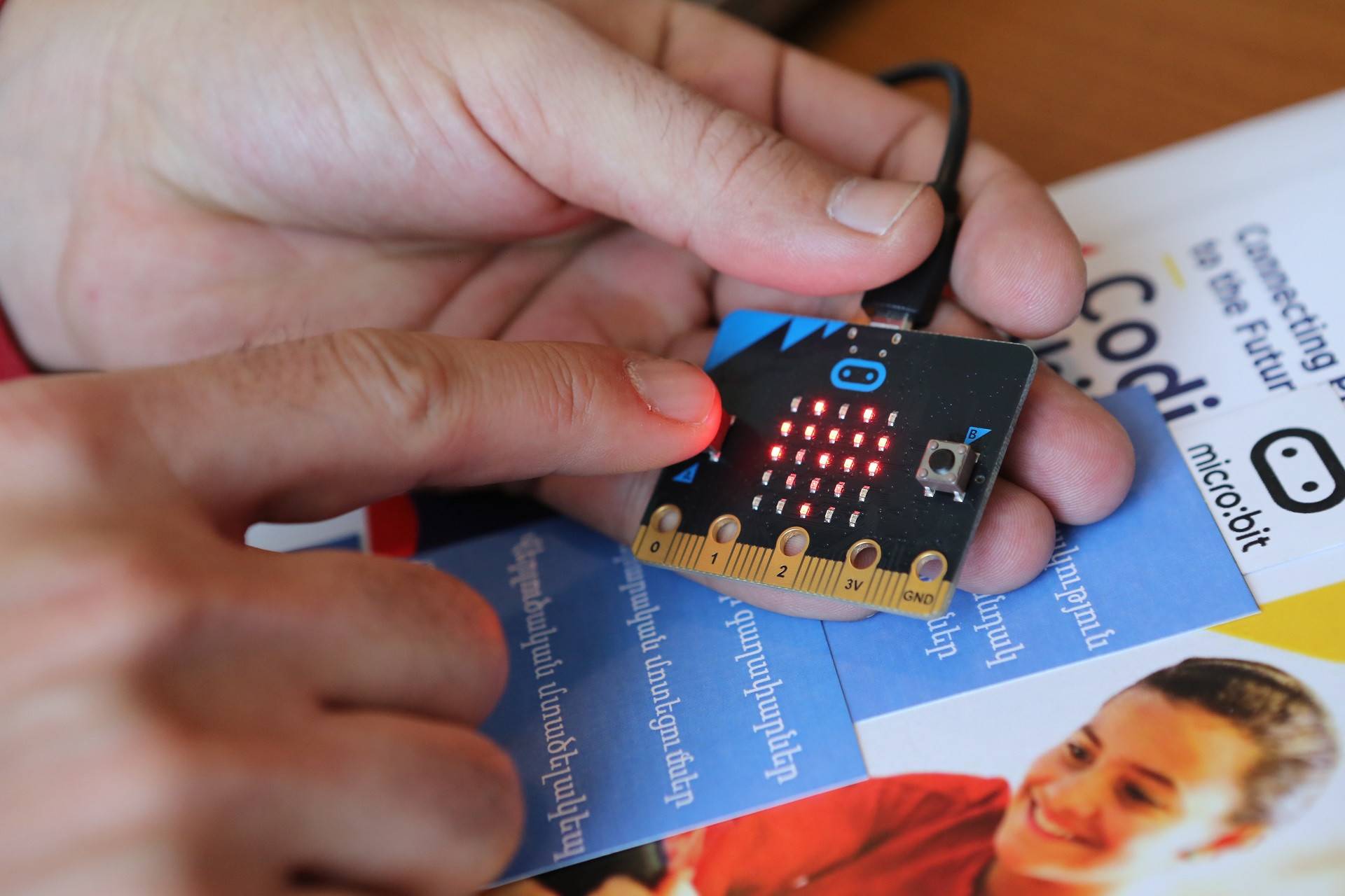 Երևանի երեք ավագ դպրոցում մեկնարկում են կոդավորման արտալսարանային դասընթացներ